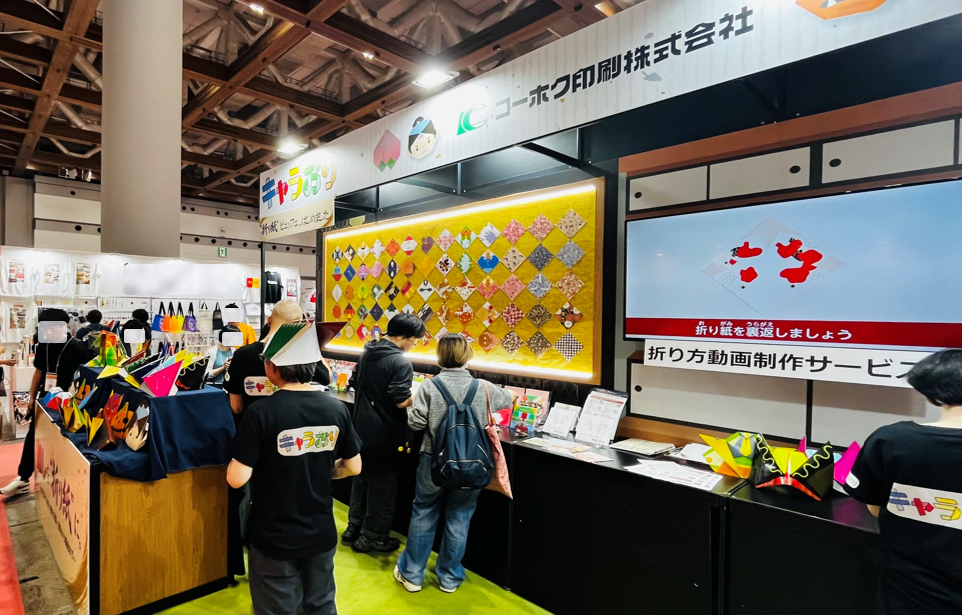 展示会での来場者との交流風景